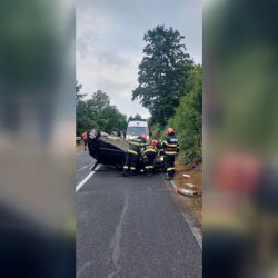 Accident rutier pe DN 58, în zona Carașova. Un autoturism s-a răsturnat! De asemenea, pompierii intervin în trei gospodării din Bozovici în urma fenomenelor meteorologice!