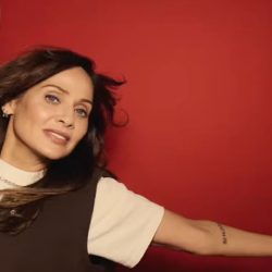 Natalie Imbruglia transformă o dependență cu care nu se mândrește într-o piesă pozitivă și pe alocuri amuzantă