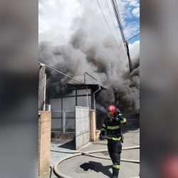 Pompierii intervin la un incendiu izbucnit la o locuință din Reșița