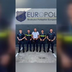 [VIDEO] Cinci polițiști din Moldova Nouă au salvat un bărbat prins într-un apartament cuprins de flăcări