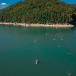 Lacul Văliug găzduiește un nou spectacol al înotului în ape deschise!