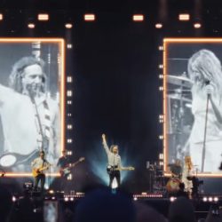 Snow Patrol și Kylie Minogue ne arată cât de bine fuzionează pop-ul și rock-ul alternativ lansând videoclipul piesei "These Alarms"