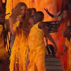Aflată în turneul mondial "Las Mujeres Ya No Lloran", Shakira le-a oferit o scenă copiilor de la centrul Ghetto Kids din Uganda