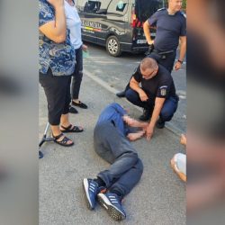  Jandarmii au oprit să ajute! În drum spre o altă misiune, jandarmii au oprit pentru a ajuta o persoană căzută pe o stradă din Reșița