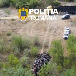 Bărbat reținut după ce ar fi abandonat deșeuri provenite din dezmembrarea unor mașini, pe un teren din Caraș-Severin