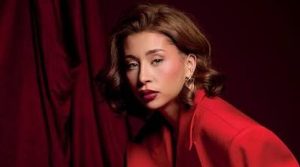 Nicole Cherry retrăiește un trecut romantizat imaginar, făcându-l să pară real și palpabil prin voce și interpretare