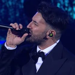 Smiley oferă publicului ocazia de a asculta piesa "De unde vii la ora asta?" într-o nouă versiune, live, cu orchestră