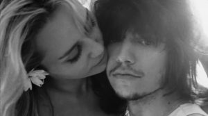 Miley Cyrus iubește, iar starea ei de euforie este molipsitoare atunci când urmărești noul videoclip "Let's Get Married"