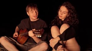 Zodier lansează „Sub părul blond roșcat", primul său album: 12 povești despre iubire, despărțiri și toate nuanțele dintre ele