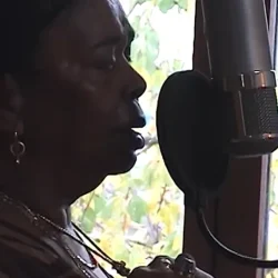 "Sonsente", o piesă nelansată a divei desculțe Cesária Evora, este prezentată publicului împreună cu un videoclip ce conține imagini cu regretata artistă