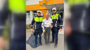 [VIDEO] Doi polițiști din Moldova Nouă, eroi pentru un bătrân rănit.  Au oprit autospeciala și au salvat un bărbat de 88 de ani căzut pe marginea drumului