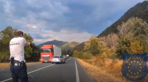 [VIDEO] Urmărire ca în filme pe DN6! Șofer de 24 de ani, oprit cu „Spike” și focuri de avertisment