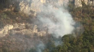 Peste 120 de oameni și două elicoptere Black Hawk luptă cu incendiul din apropierea Băilor Herculane