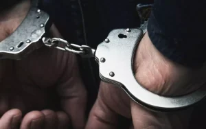 Bărbat de 39 de ani, căutat de autoritățile din Austria pentru înșelăciune, prins de polițiștii din Caransebeș. Urmează să fie predat justiției austriece