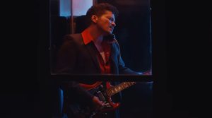 Bruno Mars și Karol G alimentează zvonurile că ar forma un cuplu lansând unul dintre cele mai romantice videoclipuri din ultimii ani