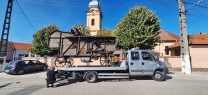 O batoză veche, salvată de la uitare în Sichevița, va fi expusă la Muzeul Satului Bănățean