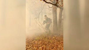 Incendiile din Domogled – Valea Cernei continuă! 160 de oameni și două elicoptere, în lupta cu flăcările