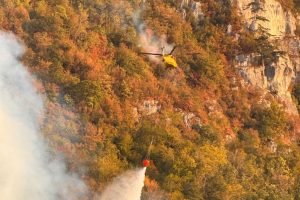 Peste 130 de oameni și trei elicoptere intervin la incendiul din Domogled