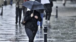 Vremea se răcește în toată țara! Vor fi ploi, vânt puternic și lapoviță la munte