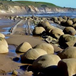 7 Obiective misterioase de pe Pamant - Plaja bilelor de bowling