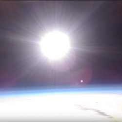 Primele imagini filmate cu un telefon mobil din stratosferă [VIDEO]