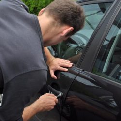 Tânăr de 22 de ani, cercetat pentru furt calificat și infracțiuni rutiere după o serie de incidente la Oțelu Roșu și Zăvoi